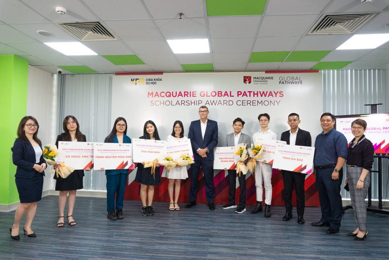 Các bạn sinh viên Macquarie Global Pathways nhận học bổng từ 2 đại diện Đại học Macquarie.