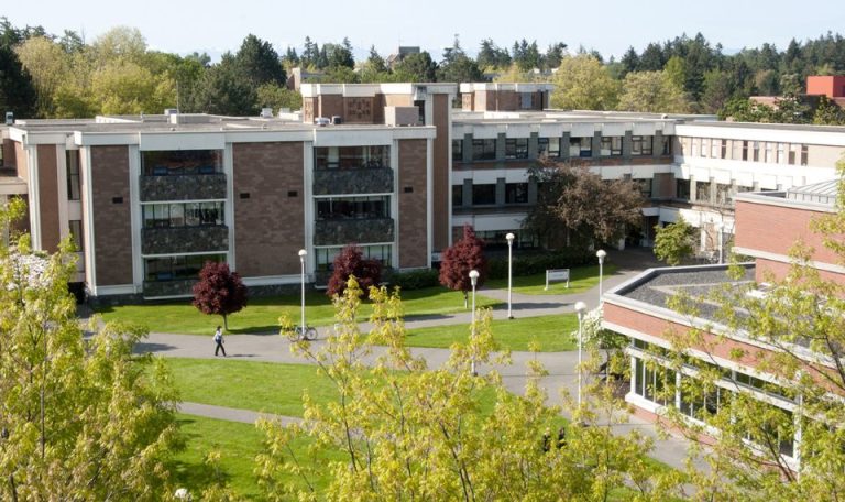 Chiếm nhiều nhất trong chi phí du học Canada là học phí, trung bình khoảng 34,000 CAD mỗi năm.