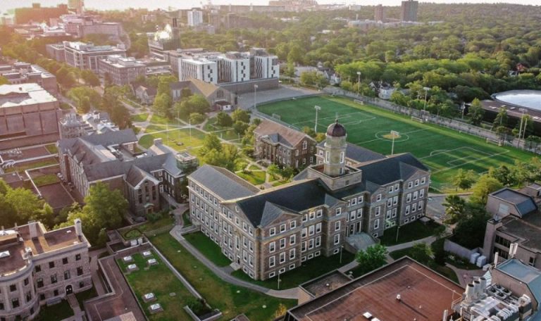 Đại học Dalhousie, Đại học Victoria thu hút nhiều sinh viên Việt Nam.